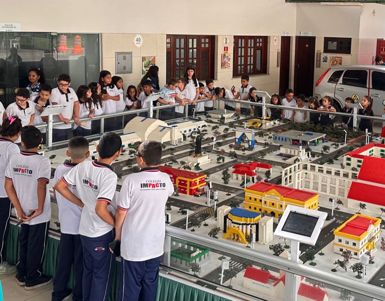 Alunos do Colégio Impacto em visita a museu de maquetes