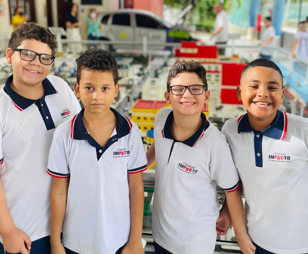 Quatro alunos do Colégio Impacto sorrindo juntos