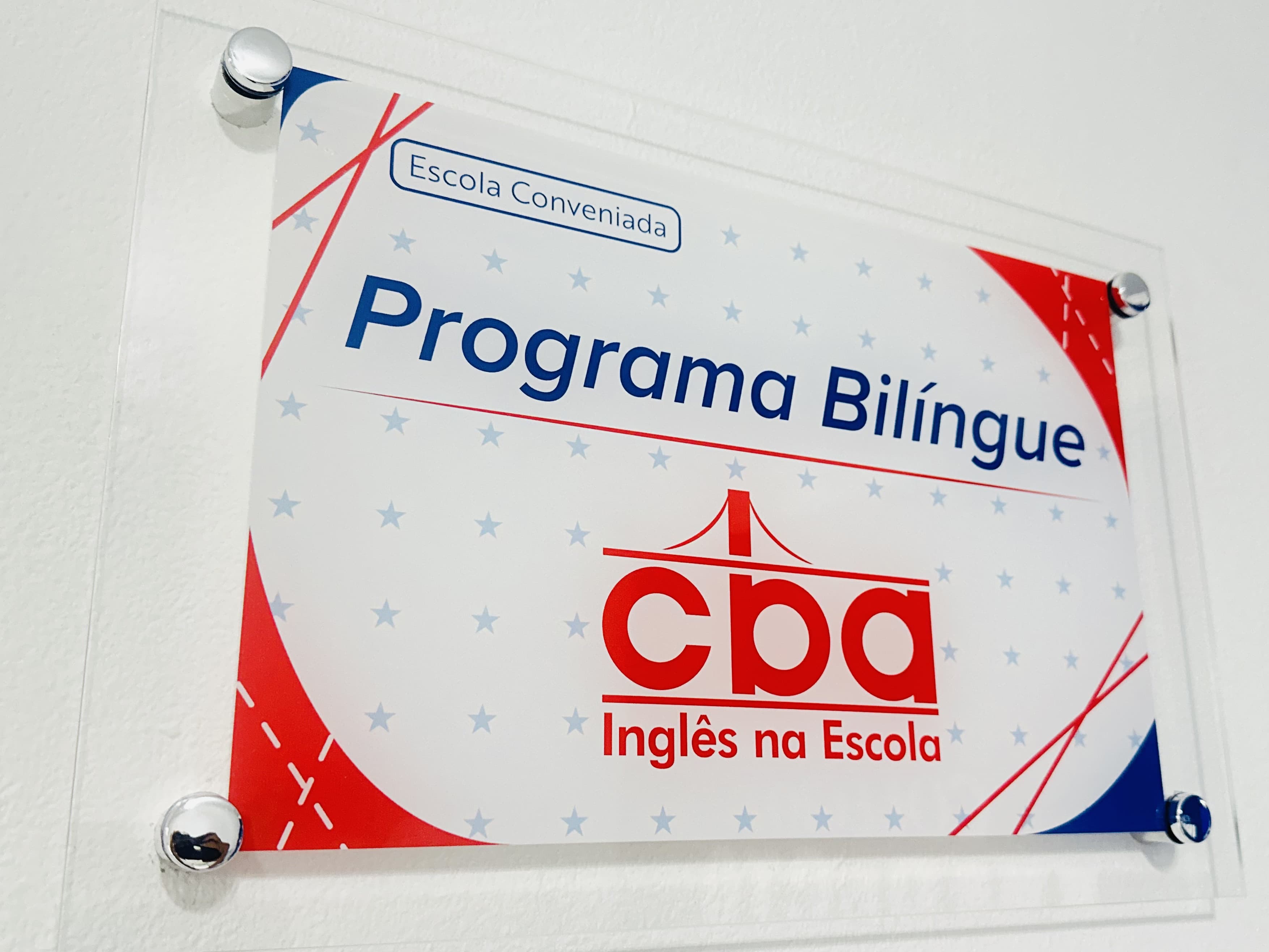 Placa do Programa Bilíngue CBA Inglês na Escola do Colégio Impacto