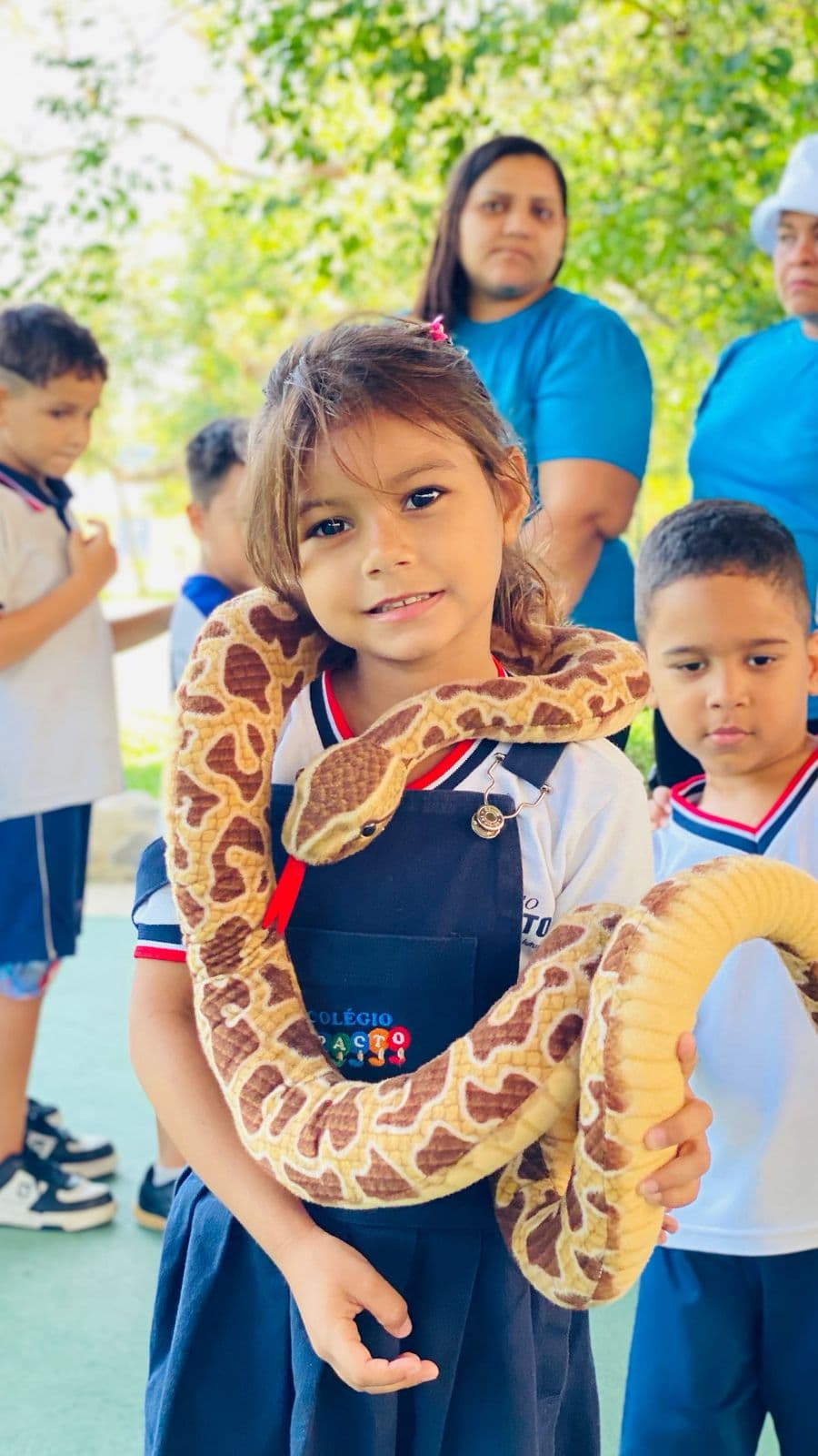 Aluna do Colégio Impacto brincando em atividade da escola